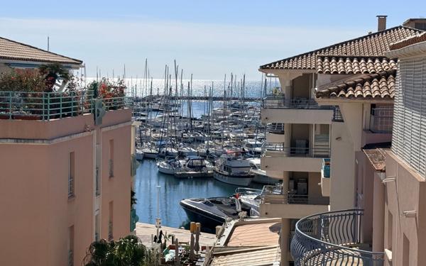 Appartement à vendre    2 pièces • 49 m2 Fréjus