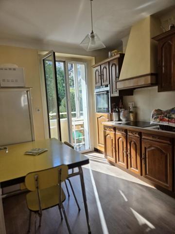 Bel appartement lumineux au calme avec balcon, jardin, caves et garage à proximité des commodités