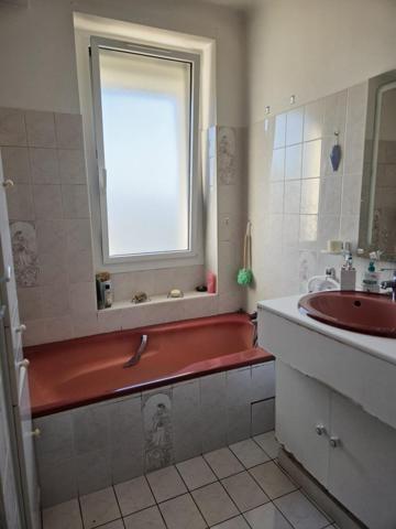 Bel appartement lumineux au calme avec balcon, jardin, caves et garage à proximité des commodités