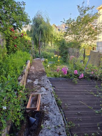 Bel appartement lumineux au calme avec balcon, jardin, caves et garage à proximité des commodités