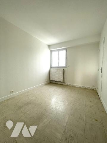 A VENDRE - REZE - Houssais - Au 5ème étage - Appartement T4 d'env 80.38m²  avec cave et garage