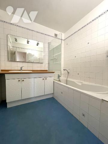 A VENDRE - REZE - Houssais - Au 5ème étage - Appartement T4 d'env 80.38m²  avec cave et garage