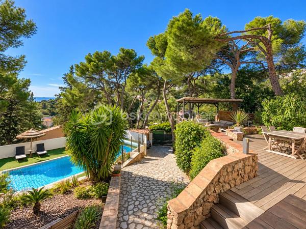 Au cœur du Mont Saint-Clair à Sète, dans un écrin de pins et de végétation méditerranéenne, cette maison familiale d'environ 222 m² sur un terrain de 1 218 m² offre de beaux volumes, plusieurs espaces de vie et des perspectives sur la mer dont on ne se lasse pas.
Pensée pour vivre en famille tout en préservant l'intimité de chacun, elle se déploie sur plusieurs niveaux.

Au rez-de-chaussée, un studio équipé, pouvant communiquer avec la maison, ainsi qu'une suite parentale avec terrasse privative et douche extérieure.
À l'étage, une seconde suite parentale, complétée par une chambre avec douche et dressing indépendant.
Le niveau supérieur accueille encore deux chambres, une grande salle de bains, une cuisine et un salon avec balcon vue mer, avant de rejoindre un superbe solarium d'environ 40 m² dominant le paysage.
Les boiseries en bois exotique participent au caractère de la maison, tandis que la climatisation dans les différentes pièces assure le confort au quotidien.

À l'extérieur, la propriété prolonge naturellement la vie de la maison : terrasses, végétation littorale, piscine au sel sécurisée, garage, abri pour véhicules et stationnements privatifs. La propriété bénéficie par ailleurs d'un environnement calme et préservé.

Cette maison possède aujourd'hui son identité et son histoire. Demain, ses nouveaux propriétaires pourront à leur tour se l'approprier et la faire évoluer selon leurs goûts, leurs envies et leur façon de vivre.

Un intérieur se transforme et se met à son image. Une belle adresse, elle, reste. Et le Mont Saint-Clair est une adresse.
Maison familiale, lieu de villégiature ou projet de maison d'hôtes : les possibilités sont nombreuses.

Mais surtout, cette propriété mérite d'être découverte sur place. Il faut parcourir ses différents niveaux, découvrir ses terrasses, sa végétation et ses points de vue sur la mer pour en comprendre véritablement le potentiel.

Ici, la visite prend tout son sens.