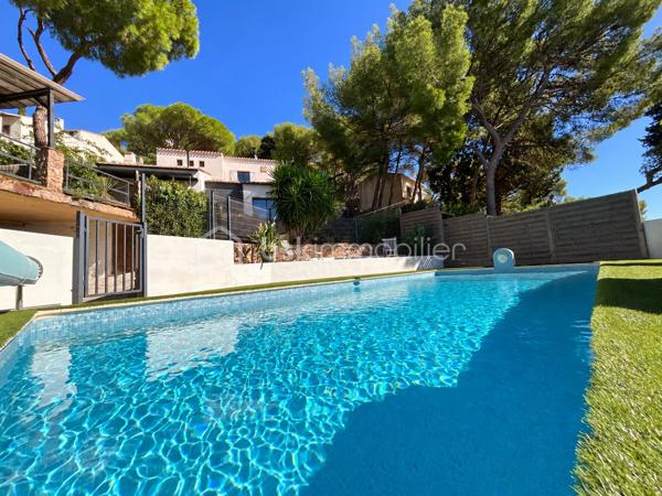 Au cœur du Mont Saint-Clair à Sète, dans un écrin de pins et de végétation méditerranéenne, cette maison familiale d'environ 222 m² sur un terrain de 1 218 m² offre de beaux volumes, plusieurs espaces de vie et des perspectives sur la mer dont on ne se lasse pas.
Pensée pour vivre en famille tout en préservant l'intimité de chacun, elle se déploie sur plusieurs niveaux.

Au rez-de-chaussée, un studio équipé, pouvant communiquer avec la maison, ainsi qu'une suite parentale avec terrasse privative et douche extérieure.
À l'étage, une seconde suite parentale, complétée par une chambre avec douche et dressing indépendant.
Le niveau supérieur accueille encore deux chambres, une grande salle de bains, une cuisine et un salon avec balcon vue mer, avant de rejoindre un superbe solarium d'environ 40 m² dominant le paysage.
Les boiseries en bois exotique participent au caractère de la maison, tandis que la climatisation dans les différentes pièces assure le confort au quotidien.

À l'extérieur, la propriété prolonge naturellement la vie de la maison : terrasses, végétation littorale, piscine au sel sécurisée, garage, abri pour véhicules et stationnements privatifs. La propriété bénéficie par ailleurs d'un environnement calme et préservé.

Cette maison possède aujourd'hui son identité et son histoire. Demain, ses nouveaux propriétaires pourront à leur tour se l'approprier et la faire évoluer selon leurs goûts, leurs envies et leur façon de vivre.

Un intérieur se transforme et se met à son image. Une belle adresse, elle, reste. Et le Mont Saint-Clair est une adresse.
Maison familiale, lieu de villégiature ou projet de maison d'hôtes : les possibilités sont nombreuses.

Mais surtout, cette propriété mérite d'être découverte sur place. Il faut parcourir ses différents niveaux, découvrir ses terrasses, sa végétation et ses points de vue sur la mer pour en comprendre véritablement le potentiel.

Ici, la visite prend tout son sens.