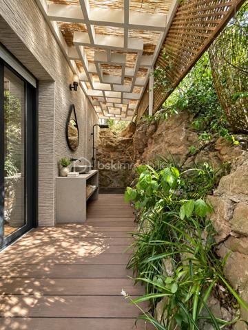 Au cœur du Mont Saint-Clair à Sète, dans un écrin de pins et de végétation méditerranéenne, cette maison familiale d'environ 222 m² sur un terrain de 1 218 m² offre de beaux volumes, plusieurs espaces de vie et des perspectives sur la mer dont on ne se lasse pas.
Pensée pour vivre en famille tout en préservant l'intimité de chacun, elle se déploie sur plusieurs niveaux.

Au rez-de-chaussée, un studio équipé, pouvant communiquer avec la maison, ainsi qu'une suite parentale avec terrasse privative et douche extérieure.
À l'étage, une seconde suite parentale, complétée par une chambre avec douche et dressing indépendant.
Le niveau supérieur accueille encore deux chambres, une grande salle de bains, une cuisine et un salon avec balcon vue mer, avant de rejoindre un superbe solarium d'environ 40 m² dominant le paysage.
Les boiseries en bois exotique participent au caractère de la maison, tandis que la climatisation dans les différentes pièces assure le confort au quotidien.

À l'extérieur, la propriété prolonge naturellement la vie de la maison : terrasses, végétation littorale, piscine au sel sécurisée, garage, abri pour véhicules et stationnements privatifs. La propriété bénéficie par ailleurs d'un environnement calme et préservé.

Cette maison possède aujourd'hui son identité et son histoire. Demain, ses nouveaux propriétaires pourront à leur tour se l'approprier et la faire évoluer selon leurs goûts, leurs envies et leur façon de vivre.

Un intérieur se transforme et se met à son image. Une belle adresse, elle, reste. Et le Mont Saint-Clair est une adresse.
Maison familiale, lieu de villégiature ou projet de maison d'hôtes : les possibilités sont nombreuses.

Mais surtout, cette propriété mérite d'être découverte sur place. Il faut parcourir ses différents niveaux, découvrir ses terrasses, sa végétation et ses points de vue sur la mer pour en comprendre véritablement le potentiel.

Ici, la visite prend tout son sens.