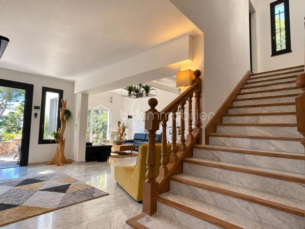 Au cœur du Mont Saint-Clair à Sète, dans un écrin de pins et de végétation méditerranéenne, cette maison familiale d'environ 222 m² sur un terrain de 1 218 m² offre de beaux volumes, plusieurs espaces de vie et des perspectives sur la mer dont on ne se lasse pas.
Pensée pour vivre en famille tout en préservant l'intimité de chacun, elle se déploie sur plusieurs niveaux.

Au rez-de-chaussée, un studio équipé, pouvant communiquer avec la maison, ainsi qu'une suite parentale avec terrasse privative et douche extérieure.
À l'étage, une seconde suite parentale, complétée par une chambre avec douche et dressing indépendant.
Le niveau supérieur accueille encore deux chambres, une grande salle de bains, une cuisine et un salon avec balcon vue mer, avant de rejoindre un superbe solarium d'environ 40 m² dominant le paysage.
Les boiseries en bois exotique participent au caractère de la maison, tandis que la climatisation dans les différentes pièces assure le confort au quotidien.

À l'extérieur, la propriété prolonge naturellement la vie de la maison : terrasses, végétation littorale, piscine au sel sécurisée, garage, abri pour véhicules et stationnements privatifs. La propriété bénéficie par ailleurs d'un environnement calme et préservé.

Cette maison possède aujourd'hui son identité et son histoire. Demain, ses nouveaux propriétaires pourront à leur tour se l'approprier et la faire évoluer selon leurs goûts, leurs envies et leur façon de vivre.

Un intérieur se transforme et se met à son image. Une belle adresse, elle, reste. Et le Mont Saint-Clair est une adresse.
Maison familiale, lieu de villégiature ou projet de maison d'hôtes : les possibilités sont nombreuses.

Mais surtout, cette propriété mérite d'être découverte sur place. Il faut parcourir ses différents niveaux, découvrir ses terrasses, sa végétation et ses points de vue sur la mer pour en comprendre véritablement le potentiel.

Ici, la visite prend tout son sens.