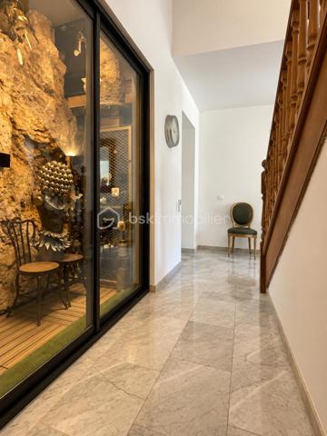 Au cœur du Mont Saint-Clair à Sète, dans un écrin de pins et de végétation méditerranéenne, cette maison familiale d'environ 222 m² sur un terrain de 1 218 m² offre de beaux volumes, plusieurs espaces de vie et des perspectives sur la mer dont on ne se lasse pas.
Pensée pour vivre en famille tout en préservant l'intimité de chacun, elle se déploie sur plusieurs niveaux.

Au rez-de-chaussée, un studio équipé, pouvant communiquer avec la maison, ainsi qu'une suite parentale avec terrasse privative et douche extérieure.
À l'étage, une seconde suite parentale, complétée par une chambre avec douche et dressing indépendant.
Le niveau supérieur accueille encore deux chambres, une grande salle de bains, une cuisine et un salon avec balcon vue mer, avant de rejoindre un superbe solarium d'environ 40 m² dominant le paysage.
Les boiseries en bois exotique participent au caractère de la maison, tandis que la climatisation dans les différentes pièces assure le confort au quotidien.

À l'extérieur, la propriété prolonge naturellement la vie de la maison : terrasses, végétation littorale, piscine au sel sécurisée, garage, abri pour véhicules et stationnements privatifs. La propriété bénéficie par ailleurs d'un environnement calme et préservé.

Cette maison possède aujourd'hui son identité et son histoire. Demain, ses nouveaux propriétaires pourront à leur tour se l'approprier et la faire évoluer selon leurs goûts, leurs envies et leur façon de vivre.

Un intérieur se transforme et se met à son image. Une belle adresse, elle, reste. Et le Mont Saint-Clair est une adresse.
Maison familiale, lieu de villégiature ou projet de maison d'hôtes : les possibilités sont nombreuses.

Mais surtout, cette propriété mérite d'être découverte sur place. Il faut parcourir ses différents niveaux, découvrir ses terrasses, sa végétation et ses points de vue sur la mer pour en comprendre véritablement le potentiel.

Ici, la visite prend tout son sens.
