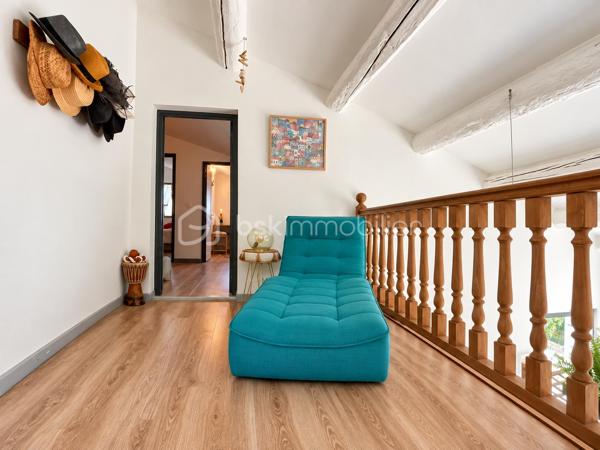 Au cœur du Mont Saint-Clair à Sète, dans un écrin de pins et de végétation méditerranéenne, cette maison familiale d'environ 222 m² sur un terrain de 1 218 m² offre de beaux volumes, plusieurs espaces de vie et des perspectives sur la mer dont on ne se lasse pas.
Pensée pour vivre en famille tout en préservant l'intimité de chacun, elle se déploie sur plusieurs niveaux.

Au rez-de-chaussée, un studio équipé, pouvant communiquer avec la maison, ainsi qu'une suite parentale avec terrasse privative et douche extérieure.
À l'étage, une seconde suite parentale, complétée par une chambre avec douche et dressing indépendant.
Le niveau supérieur accueille encore deux chambres, une grande salle de bains, une cuisine et un salon avec balcon vue mer, avant de rejoindre un superbe solarium d'environ 40 m² dominant le paysage.
Les boiseries en bois exotique participent au caractère de la maison, tandis que la climatisation dans les différentes pièces assure le confort au quotidien.

À l'extérieur, la propriété prolonge naturellement la vie de la maison : terrasses, végétation littorale, piscine au sel sécurisée, garage, abri pour véhicules et stationnements privatifs. La propriété bénéficie par ailleurs d'un environnement calme et préservé.

Cette maison possède aujourd'hui son identité et son histoire. Demain, ses nouveaux propriétaires pourront à leur tour se l'approprier et la faire évoluer selon leurs goûts, leurs envies et leur façon de vivre.

Un intérieur se transforme et se met à son image. Une belle adresse, elle, reste. Et le Mont Saint-Clair est une adresse.
Maison familiale, lieu de villégiature ou projet de maison d'hôtes : les possibilités sont nombreuses.

Mais surtout, cette propriété mérite d'être découverte sur place. Il faut parcourir ses différents niveaux, découvrir ses terrasses, sa végétation et ses points de vue sur la mer pour en comprendre véritablement le potentiel.

Ici, la visite prend tout son sens.