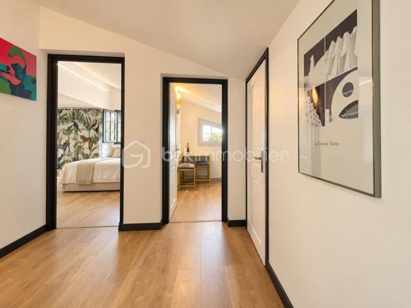 Au cœur du Mont Saint-Clair à Sète, dans un écrin de pins et de végétation méditerranéenne, cette maison familiale d'environ 222 m² sur un terrain de 1 218 m² offre de beaux volumes, plusieurs espaces de vie et des perspectives sur la mer dont on ne se lasse pas.
Pensée pour vivre en famille tout en préservant l'intimité de chacun, elle se déploie sur plusieurs niveaux.

Au rez-de-chaussée, un studio équipé, pouvant communiquer avec la maison, ainsi qu'une suite parentale avec terrasse privative et douche extérieure.
À l'étage, une seconde suite parentale, complétée par une chambre avec douche et dressing indépendant.
Le niveau supérieur accueille encore deux chambres, une grande salle de bains, une cuisine et un salon avec balcon vue mer, avant de rejoindre un superbe solarium d'environ 40 m² dominant le paysage.
Les boiseries en bois exotique participent au caractère de la maison, tandis que la climatisation dans les différentes pièces assure le confort au quotidien.

À l'extérieur, la propriété prolonge naturellement la vie de la maison : terrasses, végétation littorale, piscine au sel sécurisée, garage, abri pour véhicules et stationnements privatifs. La propriété bénéficie par ailleurs d'un environnement calme et préservé.

Cette maison possède aujourd'hui son identité et son histoire. Demain, ses nouveaux propriétaires pourront à leur tour se l'approprier et la faire évoluer selon leurs goûts, leurs envies et leur façon de vivre.

Un intérieur se transforme et se met à son image. Une belle adresse, elle, reste. Et le Mont Saint-Clair est une adresse.
Maison familiale, lieu de villégiature ou projet de maison d'hôtes : les possibilités sont nombreuses.

Mais surtout, cette propriété mérite d'être découverte sur place. Il faut parcourir ses différents niveaux, découvrir ses terrasses, sa végétation et ses points de vue sur la mer pour en comprendre véritablement le potentiel.

Ici, la visite prend tout son sens.