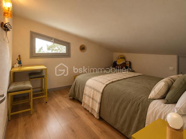 Au cœur du Mont Saint-Clair à Sète, dans un écrin de pins et de végétation méditerranéenne, cette maison familiale d'environ 222 m² sur un terrain de 1 218 m² offre de beaux volumes, plusieurs espaces de vie et des perspectives sur la mer dont on ne se lasse pas.
Pensée pour vivre en famille tout en préservant l'intimité de chacun, elle se déploie sur plusieurs niveaux.

Au rez-de-chaussée, un studio équipé, pouvant communiquer avec la maison, ainsi qu'une suite parentale avec terrasse privative et douche extérieure.
À l'étage, une seconde suite parentale, complétée par une chambre avec douche et dressing indépendant.
Le niveau supérieur accueille encore deux chambres, une grande salle de bains, une cuisine et un salon avec balcon vue mer, avant de rejoindre un superbe solarium d'environ 40 m² dominant le paysage.
Les boiseries en bois exotique participent au caractère de la maison, tandis que la climatisation dans les différentes pièces assure le confort au quotidien.

À l'extérieur, la propriété prolonge naturellement la vie de la maison : terrasses, végétation littorale, piscine au sel sécurisée, garage, abri pour véhicules et stationnements privatifs. La propriété bénéficie par ailleurs d'un environnement calme et préservé.

Cette maison possède aujourd'hui son identité et son histoire. Demain, ses nouveaux propriétaires pourront à leur tour se l'approprier et la faire évoluer selon leurs goûts, leurs envies et leur façon de vivre.

Un intérieur se transforme et se met à son image. Une belle adresse, elle, reste. Et le Mont Saint-Clair est une adresse.
Maison familiale, lieu de villégiature ou projet de maison d'hôtes : les possibilités sont nombreuses.

Mais surtout, cette propriété mérite d'être découverte sur place. Il faut parcourir ses différents niveaux, découvrir ses terrasses, sa végétation et ses points de vue sur la mer pour en comprendre véritablement le potentiel.

Ici, la visite prend tout son sens.