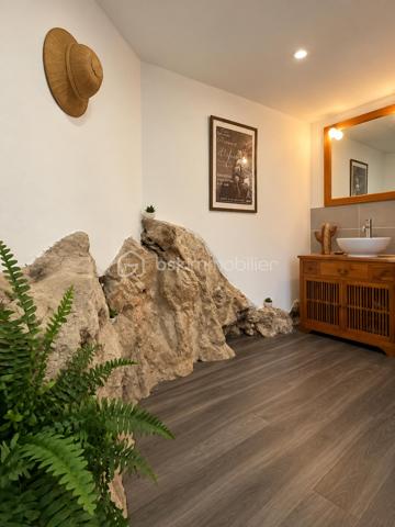 Au cœur du Mont Saint-Clair à Sète, dans un écrin de pins et de végétation méditerranéenne, cette maison familiale d'environ 222 m² sur un terrain de 1 218 m² offre de beaux volumes, plusieurs espaces de vie et des perspectives sur la mer dont on ne se lasse pas.
Pensée pour vivre en famille tout en préservant l'intimité de chacun, elle se déploie sur plusieurs niveaux.

Au rez-de-chaussée, un studio équipé, pouvant communiquer avec la maison, ainsi qu'une suite parentale avec terrasse privative et douche extérieure.
À l'étage, une seconde suite parentale, complétée par une chambre avec douche et dressing indépendant.
Le niveau supérieur accueille encore deux chambres, une grande salle de bains, une cuisine et un salon avec balcon vue mer, avant de rejoindre un superbe solarium d'environ 40 m² dominant le paysage.
Les boiseries en bois exotique participent au caractère de la maison, tandis que la climatisation dans les différentes pièces assure le confort au quotidien.

À l'extérieur, la propriété prolonge naturellement la vie de la maison : terrasses, végétation littorale, piscine au sel sécurisée, garage, abri pour véhicules et stationnements privatifs. La propriété bénéficie par ailleurs d'un environnement calme et préservé.

Cette maison possède aujourd'hui son identité et son histoire. Demain, ses nouveaux propriétaires pourront à leur tour se l'approprier et la faire évoluer selon leurs goûts, leurs envies et leur façon de vivre.

Un intérieur se transforme et se met à son image. Une belle adresse, elle, reste. Et le Mont Saint-Clair est une adresse.
Maison familiale, lieu de villégiature ou projet de maison d'hôtes : les possibilités sont nombreuses.

Mais surtout, cette propriété mérite d'être découverte sur place. Il faut parcourir ses différents niveaux, découvrir ses terrasses, sa végétation et ses points de vue sur la mer pour en comprendre véritablement le potentiel.

Ici, la visite prend tout son sens.