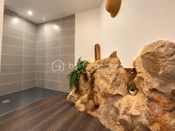 Au cœur du Mont Saint-Clair à Sète, dans un écrin de pins et de végétation méditerranéenne, cette maison familiale d'environ 222 m² sur un terrain de 1 218 m² offre de beaux volumes, plusieurs espaces de vie et des perspectives sur la mer dont on ne se lasse pas.
Pensée pour vivre en famille tout en préservant l'intimité de chacun, elle se déploie sur plusieurs niveaux.

Au rez-de-chaussée, un studio équipé, pouvant communiquer avec la maison, ainsi qu'une suite parentale avec terrasse privative et douche extérieure.
À l'étage, une seconde suite parentale, complétée par une chambre avec douche et dressing indépendant.
Le niveau supérieur accueille encore deux chambres, une grande salle de bains, une cuisine et un salon avec balcon vue mer, avant de rejoindre un superbe solarium d'environ 40 m² dominant le paysage.
Les boiseries en bois exotique participent au caractère de la maison, tandis que la climatisation dans les différentes pièces assure le confort au quotidien.

À l'extérieur, la propriété prolonge naturellement la vie de la maison : terrasses, végétation littorale, piscine au sel sécurisée, garage, abri pour véhicules et stationnements privatifs. La propriété bénéficie par ailleurs d'un environnement calme et préservé.

Cette maison possède aujourd'hui son identité et son histoire. Demain, ses nouveaux propriétaires pourront à leur tour se l'approprier et la faire évoluer selon leurs goûts, leurs envies et leur façon de vivre.

Un intérieur se transforme et se met à son image. Une belle adresse, elle, reste. Et le Mont Saint-Clair est une adresse.
Maison familiale, lieu de villégiature ou projet de maison d'hôtes : les possibilités sont nombreuses.

Mais surtout, cette propriété mérite d'être découverte sur place. Il faut parcourir ses différents niveaux, découvrir ses terrasses, sa végétation et ses points de vue sur la mer pour en comprendre véritablement le potentiel.

Ici, la visite prend tout son sens.