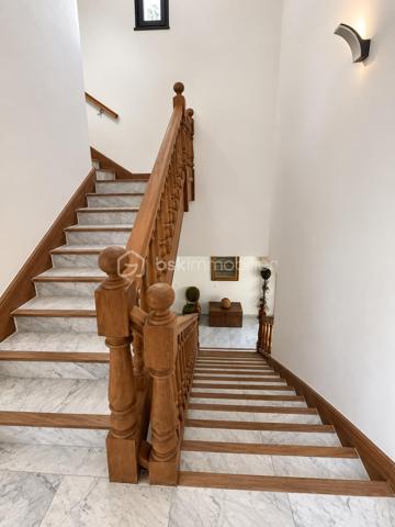 Au cœur du Mont Saint-Clair à Sète, dans un écrin de pins et de végétation méditerranéenne, cette maison familiale d'environ 222 m² sur un terrain de 1 218 m² offre de beaux volumes, plusieurs espaces de vie et des perspectives sur la mer dont on ne se lasse pas.
Pensée pour vivre en famille tout en préservant l'intimité de chacun, elle se déploie sur plusieurs niveaux.

Au rez-de-chaussée, un studio équipé, pouvant communiquer avec la maison, ainsi qu'une suite parentale avec terrasse privative et douche extérieure.
À l'étage, une seconde suite parentale, complétée par une chambre avec douche et dressing indépendant.
Le niveau supérieur accueille encore deux chambres, une grande salle de bains, une cuisine et un salon avec balcon vue mer, avant de rejoindre un superbe solarium d'environ 40 m² dominant le paysage.
Les boiseries en bois exotique participent au caractère de la maison, tandis que la climatisation dans les différentes pièces assure le confort au quotidien.

À l'extérieur, la propriété prolonge naturellement la vie de la maison : terrasses, végétation littorale, piscine au sel sécurisée, garage, abri pour véhicules et stationnements privatifs. La propriété bénéficie par ailleurs d'un environnement calme et préservé.

Cette maison possède aujourd'hui son identité et son histoire. Demain, ses nouveaux propriétaires pourront à leur tour se l'approprier et la faire évoluer selon leurs goûts, leurs envies et leur façon de vivre.

Un intérieur se transforme et se met à son image. Une belle adresse, elle, reste. Et le Mont Saint-Clair est une adresse.
Maison familiale, lieu de villégiature ou projet de maison d'hôtes : les possibilités sont nombreuses.

Mais surtout, cette propriété mérite d'être découverte sur place. Il faut parcourir ses différents niveaux, découvrir ses terrasses, sa végétation et ses points de vue sur la mer pour en comprendre véritablement le potentiel.

Ici, la visite prend tout son sens.