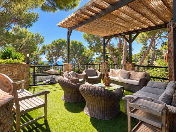 Au cœur du Mont Saint-Clair à Sète, dans un écrin de pins et de végétation méditerranéenne, cette maison familiale d'environ 222 m² sur un terrain de 1 218 m² offre de beaux volumes, plusieurs espaces de vie et des perspectives sur la mer dont on ne se lasse pas.
Pensée pour vivre en famille tout en préservant l'intimité de chacun, elle se déploie sur plusieurs niveaux.

Au rez-de-chaussée, un studio équipé, pouvant communiquer avec la maison, ainsi qu'une suite parentale avec terrasse privative et douche extérieure.
À l'étage, une seconde suite parentale, complétée par une chambre avec douche et dressing indépendant.
Le niveau supérieur accueille encore deux chambres, une grande salle de bains, une cuisine et un salon avec balcon vue mer, avant de rejoindre un superbe solarium d'environ 40 m² dominant le paysage.
Les boiseries en bois exotique participent au caractère de la maison, tandis que la climatisation dans les différentes pièces assure le confort au quotidien.

À l'extérieur, la propriété prolonge naturellement la vie de la maison : terrasses, végétation littorale, piscine au sel sécurisée, garage, abri pour véhicules et stationnements privatifs. La propriété bénéficie par ailleurs d'un environnement calme et préservé.

Cette maison possède aujourd'hui son identité et son histoire. Demain, ses nouveaux propriétaires pourront à leur tour se l'approprier et la faire évoluer selon leurs goûts, leurs envies et leur façon de vivre.

Un intérieur se transforme et se met à son image. Une belle adresse, elle, reste. Et le Mont Saint-Clair est une adresse.
Maison familiale, lieu de villégiature ou projet de maison d'hôtes : les possibilités sont nombreuses.

Mais surtout, cette propriété mérite d'être découverte sur place. Il faut parcourir ses différents niveaux, découvrir ses terrasses, sa végétation et ses points de vue sur la mer pour en comprendre véritablement le potentiel.

Ici, la visite prend tout son sens.