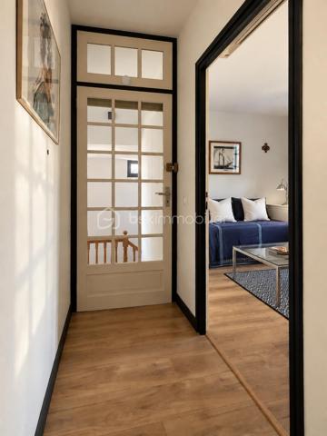 Au cœur du Mont Saint-Clair à Sète, dans un écrin de pins et de végétation méditerranéenne, cette maison familiale d'environ 222 m² sur un terrain de 1 218 m² offre de beaux volumes, plusieurs espaces de vie et des perspectives sur la mer dont on ne se lasse pas.
Pensée pour vivre en famille tout en préservant l'intimité de chacun, elle se déploie sur plusieurs niveaux.

Au rez-de-chaussée, un studio équipé, pouvant communiquer avec la maison, ainsi qu'une suite parentale avec terrasse privative et douche extérieure.
À l'étage, une seconde suite parentale, complétée par une chambre avec douche et dressing indépendant.
Le niveau supérieur accueille encore deux chambres, une grande salle de bains, une cuisine et un salon avec balcon vue mer, avant de rejoindre un superbe solarium d'environ 40 m² dominant le paysage.
Les boiseries en bois exotique participent au caractère de la maison, tandis que la climatisation dans les différentes pièces assure le confort au quotidien.

À l'extérieur, la propriété prolonge naturellement la vie de la maison : terrasses, végétation littorale, piscine au sel sécurisée, garage, abri pour véhicules et stationnements privatifs. La propriété bénéficie par ailleurs d'un environnement calme et préservé.

Cette maison possède aujourd'hui son identité et son histoire. Demain, ses nouveaux propriétaires pourront à leur tour se l'approprier et la faire évoluer selon leurs goûts, leurs envies et leur façon de vivre.

Un intérieur se transforme et se met à son image. Une belle adresse, elle, reste. Et le Mont Saint-Clair est une adresse.
Maison familiale, lieu de villégiature ou projet de maison d'hôtes : les possibilités sont nombreuses.

Mais surtout, cette propriété mérite d'être découverte sur place. Il faut parcourir ses différents niveaux, découvrir ses terrasses, sa végétation et ses points de vue sur la mer pour en comprendre véritablement le potentiel.

Ici, la visite prend tout son sens.