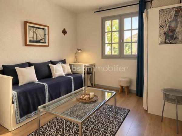 Au cœur du Mont Saint-Clair à Sète, dans un écrin de pins et de végétation méditerranéenne, cette maison familiale d'environ 222 m² sur un terrain de 1 218 m² offre de beaux volumes, plusieurs espaces de vie et des perspectives sur la mer dont on ne se lasse pas.
Pensée pour vivre en famille tout en préservant l'intimité de chacun, elle se déploie sur plusieurs niveaux.

Au rez-de-chaussée, un studio équipé, pouvant communiquer avec la maison, ainsi qu'une suite parentale avec terrasse privative et douche extérieure.
À l'étage, une seconde suite parentale, complétée par une chambre avec douche et dressing indépendant.
Le niveau supérieur accueille encore deux chambres, une grande salle de bains, une cuisine et un salon avec balcon vue mer, avant de rejoindre un superbe solarium d'environ 40 m² dominant le paysage.
Les boiseries en bois exotique participent au caractère de la maison, tandis que la climatisation dans les différentes pièces assure le confort au quotidien.

À l'extérieur, la propriété prolonge naturellement la vie de la maison : terrasses, végétation littorale, piscine au sel sécurisée, garage, abri pour véhicules et stationnements privatifs. La propriété bénéficie par ailleurs d'un environnement calme et préservé.

Cette maison possède aujourd'hui son identité et son histoire. Demain, ses nouveaux propriétaires pourront à leur tour se l'approprier et la faire évoluer selon leurs goûts, leurs envies et leur façon de vivre.

Un intérieur se transforme et se met à son image. Une belle adresse, elle, reste. Et le Mont Saint-Clair est une adresse.
Maison familiale, lieu de villégiature ou projet de maison d'hôtes : les possibilités sont nombreuses.

Mais surtout, cette propriété mérite d'être découverte sur place. Il faut parcourir ses différents niveaux, découvrir ses terrasses, sa végétation et ses points de vue sur la mer pour en comprendre véritablement le potentiel.

Ici, la visite prend tout son sens.
