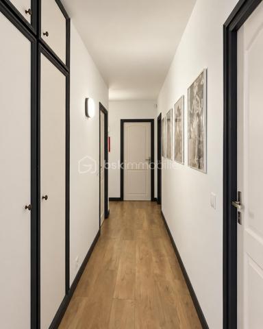 Au cœur du Mont Saint-Clair à Sète, dans un écrin de pins et de végétation méditerranéenne, cette maison familiale d'environ 222 m² sur un terrain de 1 218 m² offre de beaux volumes, plusieurs espaces de vie et des perspectives sur la mer dont on ne se lasse pas.
Pensée pour vivre en famille tout en préservant l'intimité de chacun, elle se déploie sur plusieurs niveaux.

Au rez-de-chaussée, un studio équipé, pouvant communiquer avec la maison, ainsi qu'une suite parentale avec terrasse privative et douche extérieure.
À l'étage, une seconde suite parentale, complétée par une chambre avec douche et dressing indépendant.
Le niveau supérieur accueille encore deux chambres, une grande salle de bains, une cuisine et un salon avec balcon vue mer, avant de rejoindre un superbe solarium d'environ 40 m² dominant le paysage.
Les boiseries en bois exotique participent au caractère de la maison, tandis que la climatisation dans les différentes pièces assure le confort au quotidien.

À l'extérieur, la propriété prolonge naturellement la vie de la maison : terrasses, végétation littorale, piscine au sel sécurisée, garage, abri pour véhicules et stationnements privatifs. La propriété bénéficie par ailleurs d'un environnement calme et préservé.

Cette maison possède aujourd'hui son identité et son histoire. Demain, ses nouveaux propriétaires pourront à leur tour se l'approprier et la faire évoluer selon leurs goûts, leurs envies et leur façon de vivre.

Un intérieur se transforme et se met à son image. Une belle adresse, elle, reste. Et le Mont Saint-Clair est une adresse.
Maison familiale, lieu de villégiature ou projet de maison d'hôtes : les possibilités sont nombreuses.

Mais surtout, cette propriété mérite d'être découverte sur place. Il faut parcourir ses différents niveaux, découvrir ses terrasses, sa végétation et ses points de vue sur la mer pour en comprendre véritablement le potentiel.

Ici, la visite prend tout son sens.