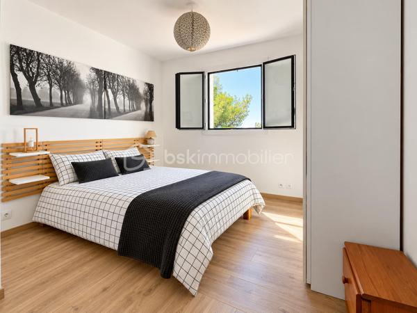 Au cœur du Mont Saint-Clair à Sète, dans un écrin de pins et de végétation méditerranéenne, cette maison familiale d'environ 222 m² sur un terrain de 1 218 m² offre de beaux volumes, plusieurs espaces de vie et des perspectives sur la mer dont on ne se lasse pas.
Pensée pour vivre en famille tout en préservant l'intimité de chacun, elle se déploie sur plusieurs niveaux.

Au rez-de-chaussée, un studio équipé, pouvant communiquer avec la maison, ainsi qu'une suite parentale avec terrasse privative et douche extérieure.
À l'étage, une seconde suite parentale, complétée par une chambre avec douche et dressing indépendant.
Le niveau supérieur accueille encore deux chambres, une grande salle de bains, une cuisine et un salon avec balcon vue mer, avant de rejoindre un superbe solarium d'environ 40 m² dominant le paysage.
Les boiseries en bois exotique participent au caractère de la maison, tandis que la climatisation dans les différentes pièces assure le confort au quotidien.

À l'extérieur, la propriété prolonge naturellement la vie de la maison : terrasses, végétation littorale, piscine au sel sécurisée, garage, abri pour véhicules et stationnements privatifs. La propriété bénéficie par ailleurs d'un environnement calme et préservé.

Cette maison possède aujourd'hui son identité et son histoire. Demain, ses nouveaux propriétaires pourront à leur tour se l'approprier et la faire évoluer selon leurs goûts, leurs envies et leur façon de vivre.

Un intérieur se transforme et se met à son image. Une belle adresse, elle, reste. Et le Mont Saint-Clair est une adresse.
Maison familiale, lieu de villégiature ou projet de maison d'hôtes : les possibilités sont nombreuses.

Mais surtout, cette propriété mérite d'être découverte sur place. Il faut parcourir ses différents niveaux, découvrir ses terrasses, sa végétation et ses points de vue sur la mer pour en comprendre véritablement le potentiel.

Ici, la visite prend tout son sens.
