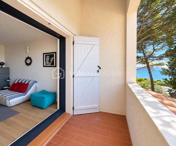 Au cœur du Mont Saint-Clair à Sète, dans un écrin de pins et de végétation méditerranéenne, cette maison familiale d'environ 222 m² sur un terrain de 1 218 m² offre de beaux volumes, plusieurs espaces de vie et des perspectives sur la mer dont on ne se lasse pas.
Pensée pour vivre en famille tout en préservant l'intimité de chacun, elle se déploie sur plusieurs niveaux.

Au rez-de-chaussée, un studio équipé, pouvant communiquer avec la maison, ainsi qu'une suite parentale avec terrasse privative et douche extérieure.
À l'étage, une seconde suite parentale, complétée par une chambre avec douche et dressing indépendant.
Le niveau supérieur accueille encore deux chambres, une grande salle de bains, une cuisine et un salon avec balcon vue mer, avant de rejoindre un superbe solarium d'environ 40 m² dominant le paysage.
Les boiseries en bois exotique participent au caractère de la maison, tandis que la climatisation dans les différentes pièces assure le confort au quotidien.

À l'extérieur, la propriété prolonge naturellement la vie de la maison : terrasses, végétation littorale, piscine au sel sécurisée, garage, abri pour véhicules et stationnements privatifs. La propriété bénéficie par ailleurs d'un environnement calme et préservé.

Cette maison possède aujourd'hui son identité et son histoire. Demain, ses nouveaux propriétaires pourront à leur tour se l'approprier et la faire évoluer selon leurs goûts, leurs envies et leur façon de vivre.

Un intérieur se transforme et se met à son image. Une belle adresse, elle, reste. Et le Mont Saint-Clair est une adresse.
Maison familiale, lieu de villégiature ou projet de maison d'hôtes : les possibilités sont nombreuses.

Mais surtout, cette propriété mérite d'être découverte sur place. Il faut parcourir ses différents niveaux, découvrir ses terrasses, sa végétation et ses points de vue sur la mer pour en comprendre véritablement le potentiel.

Ici, la visite prend tout son sens.