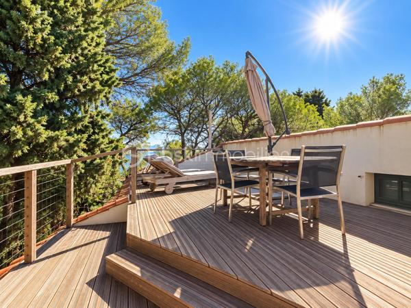 Au cœur du Mont Saint-Clair à Sète, dans un écrin de pins et de végétation méditerranéenne, cette maison familiale d'environ 222 m² sur un terrain de 1 218 m² offre de beaux volumes, plusieurs espaces de vie et des perspectives sur la mer dont on ne se lasse pas.
Pensée pour vivre en famille tout en préservant l'intimité de chacun, elle se déploie sur plusieurs niveaux.

Au rez-de-chaussée, un studio équipé, pouvant communiquer avec la maison, ainsi qu'une suite parentale avec terrasse privative et douche extérieure.
À l'étage, une seconde suite parentale, complétée par une chambre avec douche et dressing indépendant.
Le niveau supérieur accueille encore deux chambres, une grande salle de bains, une cuisine et un salon avec balcon vue mer, avant de rejoindre un superbe solarium d'environ 40 m² dominant le paysage.
Les boiseries en bois exotique participent au caractère de la maison, tandis que la climatisation dans les différentes pièces assure le confort au quotidien.

À l'extérieur, la propriété prolonge naturellement la vie de la maison : terrasses, végétation littorale, piscine au sel sécurisée, garage, abri pour véhicules et stationnements privatifs. La propriété bénéficie par ailleurs d'un environnement calme et préservé.

Cette maison possède aujourd'hui son identité et son histoire. Demain, ses nouveaux propriétaires pourront à leur tour se l'approprier et la faire évoluer selon leurs goûts, leurs envies et leur façon de vivre.

Un intérieur se transforme et se met à son image. Une belle adresse, elle, reste. Et le Mont Saint-Clair est une adresse.
Maison familiale, lieu de villégiature ou projet de maison d'hôtes : les possibilités sont nombreuses.

Mais surtout, cette propriété mérite d'être découverte sur place. Il faut parcourir ses différents niveaux, découvrir ses terrasses, sa végétation et ses points de vue sur la mer pour en comprendre véritablement le potentiel.

Ici, la visite prend tout son sens.