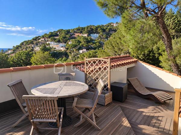 Au cœur du Mont Saint-Clair à Sète, dans un écrin de pins et de végétation méditerranéenne, cette maison familiale d'environ 222 m² sur un terrain de 1 218 m² offre de beaux volumes, plusieurs espaces de vie et des perspectives sur la mer dont on ne se lasse pas.
Pensée pour vivre en famille tout en préservant l'intimité de chacun, elle se déploie sur plusieurs niveaux.

Au rez-de-chaussée, un studio équipé, pouvant communiquer avec la maison, ainsi qu'une suite parentale avec terrasse privative et douche extérieure.
À l'étage, une seconde suite parentale, complétée par une chambre avec douche et dressing indépendant.
Le niveau supérieur accueille encore deux chambres, une grande salle de bains, une cuisine et un salon avec balcon vue mer, avant de rejoindre un superbe solarium d'environ 40 m² dominant le paysage.
Les boiseries en bois exotique participent au caractère de la maison, tandis que la climatisation dans les différentes pièces assure le confort au quotidien.

À l'extérieur, la propriété prolonge naturellement la vie de la maison : terrasses, végétation littorale, piscine au sel sécurisée, garage, abri pour véhicules et stationnements privatifs. La propriété bénéficie par ailleurs d'un environnement calme et préservé.

Cette maison possède aujourd'hui son identité et son histoire. Demain, ses nouveaux propriétaires pourront à leur tour se l'approprier et la faire évoluer selon leurs goûts, leurs envies et leur façon de vivre.

Un intérieur se transforme et se met à son image. Une belle adresse, elle, reste. Et le Mont Saint-Clair est une adresse.
Maison familiale, lieu de villégiature ou projet de maison d'hôtes : les possibilités sont nombreuses.

Mais surtout, cette propriété mérite d'être découverte sur place. Il faut parcourir ses différents niveaux, découvrir ses terrasses, sa végétation et ses points de vue sur la mer pour en comprendre véritablement le potentiel.

Ici, la visite prend tout son sens.