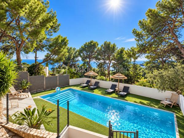 Au cœur du Mont Saint-Clair à Sète, dans un écrin de pins et de végétation méditerranéenne, cette maison familiale d'environ 222 m² sur un terrain de 1 218 m² offre de beaux volumes, plusieurs espaces de vie et des perspectives sur la mer dont on ne se lasse pas.
Pensée pour vivre en famille tout en préservant l'intimité de chacun, elle se déploie sur plusieurs niveaux.

Au rez-de-chaussée, un studio équipé, pouvant communiquer avec la maison, ainsi qu'une suite parentale avec terrasse privative et douche extérieure.
À l'étage, une seconde suite parentale, complétée par une chambre avec douche et dressing indépendant.
Le niveau supérieur accueille encore deux chambres, une grande salle de bains, une cuisine et un salon avec balcon vue mer, avant de rejoindre un superbe solarium d'environ 40 m² dominant le paysage.
Les boiseries en bois exotique participent au caractère de la maison, tandis que la climatisation dans les différentes pièces assure le confort au quotidien.

À l'extérieur, la propriété prolonge naturellement la vie de la maison : terrasses, végétation littorale, piscine au sel sécurisée, garage, abri pour véhicules et stationnements privatifs. La propriété bénéficie par ailleurs d'un environnement calme et préservé.

Cette maison possède aujourd'hui son identité et son histoire. Demain, ses nouveaux propriétaires pourront à leur tour se l'approprier et la faire évoluer selon leurs goûts, leurs envies et leur façon de vivre.

Un intérieur se transforme et se met à son image. Une belle adresse, elle, reste. Et le Mont Saint-Clair est une adresse.
Maison familiale, lieu de villégiature ou projet de maison d'hôtes : les possibilités sont nombreuses.

Mais surtout, cette propriété mérite d'être découverte sur place. Il faut parcourir ses différents niveaux, découvrir ses terrasses, sa végétation et ses points de vue sur la mer pour en comprendre véritablement le potentiel.

Ici, la visite prend tout son sens.
