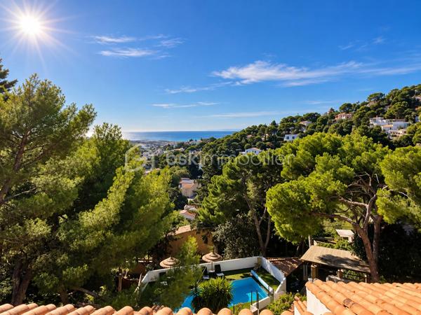 Au cœur du Mont Saint-Clair à Sète, dans un écrin de pins et de végétation méditerranéenne, cette maison familiale d'environ 222 m² sur un terrain de 1 218 m² offre de beaux volumes, plusieurs espaces de vie et des perspectives sur la mer dont on ne se lasse pas.
Pensée pour vivre en famille tout en préservant l'intimité de chacun, elle se déploie sur plusieurs niveaux.

Au rez-de-chaussée, un studio équipé, pouvant communiquer avec la maison, ainsi qu'une suite parentale avec terrasse privative et douche extérieure.
À l'étage, une seconde suite parentale, complétée par une chambre avec douche et dressing indépendant.
Le niveau supérieur accueille encore deux chambres, une grande salle de bains, une cuisine et un salon avec balcon vue mer, avant de rejoindre un superbe solarium d'environ 40 m² dominant le paysage.
Les boiseries en bois exotique participent au caractère de la maison, tandis que la climatisation dans les différentes pièces assure le confort au quotidien.

À l'extérieur, la propriété prolonge naturellement la vie de la maison : terrasses, végétation littorale, piscine au sel sécurisée, garage, abri pour véhicules et stationnements privatifs. La propriété bénéficie par ailleurs d'un environnement calme et préservé.

Cette maison possède aujourd'hui son identité et son histoire. Demain, ses nouveaux propriétaires pourront à leur tour se l'approprier et la faire évoluer selon leurs goûts, leurs envies et leur façon de vivre.

Un intérieur se transforme et se met à son image. Une belle adresse, elle, reste. Et le Mont Saint-Clair est une adresse.
Maison familiale, lieu de villégiature ou projet de maison d'hôtes : les possibilités sont nombreuses.

Mais surtout, cette propriété mérite d'être découverte sur place. Il faut parcourir ses différents niveaux, découvrir ses terrasses, sa végétation et ses points de vue sur la mer pour en comprendre véritablement le potentiel.

Ici, la visite prend tout son sens.