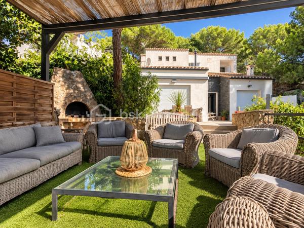 Au cœur du Mont Saint-Clair à Sète, dans un écrin de pins et de végétation méditerranéenne, cette maison familiale d'environ 222 m² sur un terrain de 1 218 m² offre de beaux volumes, plusieurs espaces de vie et des perspectives sur la mer dont on ne se lasse pas.
Pensée pour vivre en famille tout en préservant l'intimité de chacun, elle se déploie sur plusieurs niveaux.

Au rez-de-chaussée, un studio équipé, pouvant communiquer avec la maison, ainsi qu'une suite parentale avec terrasse privative et douche extérieure.
À l'étage, une seconde suite parentale, complétée par une chambre avec douche et dressing indépendant.
Le niveau supérieur accueille encore deux chambres, une grande salle de bains, une cuisine et un salon avec balcon vue mer, avant de rejoindre un superbe solarium d'environ 40 m² dominant le paysage.
Les boiseries en bois exotique participent au caractère de la maison, tandis que la climatisation dans les différentes pièces assure le confort au quotidien.

À l'extérieur, la propriété prolonge naturellement la vie de la maison : terrasses, végétation littorale, piscine au sel sécurisée, garage, abri pour véhicules et stationnements privatifs. La propriété bénéficie par ailleurs d'un environnement calme et préservé.

Cette maison possède aujourd'hui son identité et son histoire. Demain, ses nouveaux propriétaires pourront à leur tour se l'approprier et la faire évoluer selon leurs goûts, leurs envies et leur façon de vivre.

Un intérieur se transforme et se met à son image. Une belle adresse, elle, reste. Et le Mont Saint-Clair est une adresse.
Maison familiale, lieu de villégiature ou projet de maison d'hôtes : les possibilités sont nombreuses.

Mais surtout, cette propriété mérite d'être découverte sur place. Il faut parcourir ses différents niveaux, découvrir ses terrasses, sa végétation et ses points de vue sur la mer pour en comprendre véritablement le potentiel.

Ici, la visite prend tout son sens.