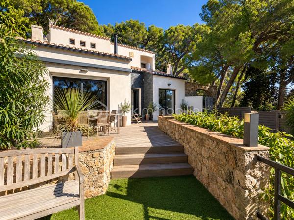 Au cœur du Mont Saint-Clair à Sète, dans un écrin de pins et de végétation méditerranéenne, cette maison familiale d'environ 222 m² sur un terrain de 1 218 m² offre de beaux volumes, plusieurs espaces de vie et des perspectives sur la mer dont on ne se lasse pas.
Pensée pour vivre en famille tout en préservant l'intimité de chacun, elle se déploie sur plusieurs niveaux.

Au rez-de-chaussée, un studio équipé, pouvant communiquer avec la maison, ainsi qu'une suite parentale avec terrasse privative et douche extérieure.
À l'étage, une seconde suite parentale, complétée par une chambre avec douche et dressing indépendant.
Le niveau supérieur accueille encore deux chambres, une grande salle de bains, une cuisine et un salon avec balcon vue mer, avant de rejoindre un superbe solarium d'environ 40 m² dominant le paysage.
Les boiseries en bois exotique participent au caractère de la maison, tandis que la climatisation dans les différentes pièces assure le confort au quotidien.

À l'extérieur, la propriété prolonge naturellement la vie de la maison : terrasses, végétation littorale, piscine au sel sécurisée, garage, abri pour véhicules et stationnements privatifs. La propriété bénéficie par ailleurs d'un environnement calme et préservé.

Cette maison possède aujourd'hui son identité et son histoire. Demain, ses nouveaux propriétaires pourront à leur tour se l'approprier et la faire évoluer selon leurs goûts, leurs envies et leur façon de vivre.

Un intérieur se transforme et se met à son image. Une belle adresse, elle, reste. Et le Mont Saint-Clair est une adresse.
Maison familiale, lieu de villégiature ou projet de maison d'hôtes : les possibilités sont nombreuses.

Mais surtout, cette propriété mérite d'être découverte sur place. Il faut parcourir ses différents niveaux, découvrir ses terrasses, sa végétation et ses points de vue sur la mer pour en comprendre véritablement le potentiel.

Ici, la visite prend tout son sens.