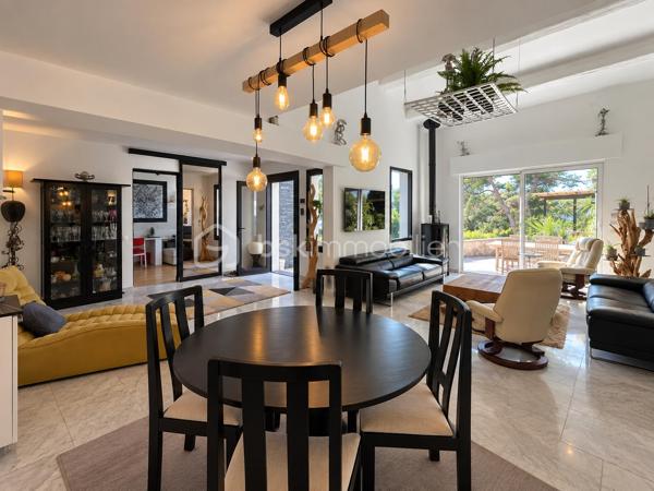 Au cœur du Mont Saint-Clair à Sète, dans un écrin de pins et de végétation méditerranéenne, cette maison familiale d'environ 222 m² sur un terrain de 1 218 m² offre de beaux volumes, plusieurs espaces de vie et des perspectives sur la mer dont on ne se lasse pas.
Pensée pour vivre en famille tout en préservant l'intimité de chacun, elle se déploie sur plusieurs niveaux.

Au rez-de-chaussée, un studio équipé, pouvant communiquer avec la maison, ainsi qu'une suite parentale avec terrasse privative et douche extérieure.
À l'étage, une seconde suite parentale, complétée par une chambre avec douche et dressing indépendant.
Le niveau supérieur accueille encore deux chambres, une grande salle de bains, une cuisine et un salon avec balcon vue mer, avant de rejoindre un superbe solarium d'environ 40 m² dominant le paysage.
Les boiseries en bois exotique participent au caractère de la maison, tandis que la climatisation dans les différentes pièces assure le confort au quotidien.

À l'extérieur, la propriété prolonge naturellement la vie de la maison : terrasses, végétation littorale, piscine au sel sécurisée, garage, abri pour véhicules et stationnements privatifs. La propriété bénéficie par ailleurs d'un environnement calme et préservé.

Cette maison possède aujourd'hui son identité et son histoire. Demain, ses nouveaux propriétaires pourront à leur tour se l'approprier et la faire évoluer selon leurs goûts, leurs envies et leur façon de vivre.

Un intérieur se transforme et se met à son image. Une belle adresse, elle, reste. Et le Mont Saint-Clair est une adresse.
Maison familiale, lieu de villégiature ou projet de maison d'hôtes : les possibilités sont nombreuses.

Mais surtout, cette propriété mérite d'être découverte sur place. Il faut parcourir ses différents niveaux, découvrir ses terrasses, sa végétation et ses points de vue sur la mer pour en comprendre véritablement le potentiel.

Ici, la visite prend tout son sens.