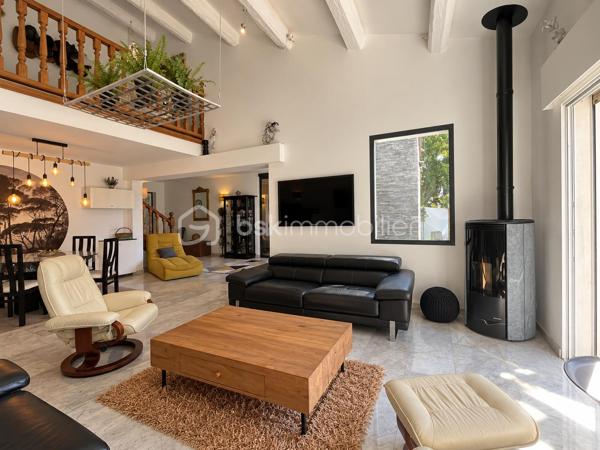 Au cœur du Mont Saint-Clair à Sète, dans un écrin de pins et de végétation méditerranéenne, cette maison familiale d'environ 222 m² sur un terrain de 1 218 m² offre de beaux volumes, plusieurs espaces de vie et des perspectives sur la mer dont on ne se lasse pas.
Pensée pour vivre en famille tout en préservant l'intimité de chacun, elle se déploie sur plusieurs niveaux.

Au rez-de-chaussée, un studio équipé, pouvant communiquer avec la maison, ainsi qu'une suite parentale avec terrasse privative et douche extérieure.
À l'étage, une seconde suite parentale, complétée par une chambre avec douche et dressing indépendant.
Le niveau supérieur accueille encore deux chambres, une grande salle de bains, une cuisine et un salon avec balcon vue mer, avant de rejoindre un superbe solarium d'environ 40 m² dominant le paysage.
Les boiseries en bois exotique participent au caractère de la maison, tandis que la climatisation dans les différentes pièces assure le confort au quotidien.

À l'extérieur, la propriété prolonge naturellement la vie de la maison : terrasses, végétation littorale, piscine au sel sécurisée, garage, abri pour véhicules et stationnements privatifs. La propriété bénéficie par ailleurs d'un environnement calme et préservé.

Cette maison possède aujourd'hui son identité et son histoire. Demain, ses nouveaux propriétaires pourront à leur tour se l'approprier et la faire évoluer selon leurs goûts, leurs envies et leur façon de vivre.

Un intérieur se transforme et se met à son image. Une belle adresse, elle, reste. Et le Mont Saint-Clair est une adresse.
Maison familiale, lieu de villégiature ou projet de maison d'hôtes : les possibilités sont nombreuses.

Mais surtout, cette propriété mérite d'être découverte sur place. Il faut parcourir ses différents niveaux, découvrir ses terrasses, sa végétation et ses points de vue sur la mer pour en comprendre véritablement le potentiel.

Ici, la visite prend tout son sens.