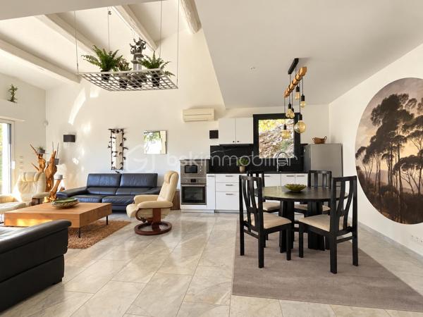 Au cœur du Mont Saint-Clair à Sète, dans un écrin de pins et de végétation méditerranéenne, cette maison familiale d'environ 222 m² sur un terrain de 1 218 m² offre de beaux volumes, plusieurs espaces de vie et des perspectives sur la mer dont on ne se lasse pas.
Pensée pour vivre en famille tout en préservant l'intimité de chacun, elle se déploie sur plusieurs niveaux.

Au rez-de-chaussée, un studio équipé, pouvant communiquer avec la maison, ainsi qu'une suite parentale avec terrasse privative et douche extérieure.
À l'étage, une seconde suite parentale, complétée par une chambre avec douche et dressing indépendant.
Le niveau supérieur accueille encore deux chambres, une grande salle de bains, une cuisine et un salon avec balcon vue mer, avant de rejoindre un superbe solarium d'environ 40 m² dominant le paysage.
Les boiseries en bois exotique participent au caractère de la maison, tandis que la climatisation dans les différentes pièces assure le confort au quotidien.

À l'extérieur, la propriété prolonge naturellement la vie de la maison : terrasses, végétation littorale, piscine au sel sécurisée, garage, abri pour véhicules et stationnements privatifs. La propriété bénéficie par ailleurs d'un environnement calme et préservé.

Cette maison possède aujourd'hui son identité et son histoire. Demain, ses nouveaux propriétaires pourront à leur tour se l'approprier et la faire évoluer selon leurs goûts, leurs envies et leur façon de vivre.

Un intérieur se transforme et se met à son image. Une belle adresse, elle, reste. Et le Mont Saint-Clair est une adresse.
Maison familiale, lieu de villégiature ou projet de maison d'hôtes : les possibilités sont nombreuses.

Mais surtout, cette propriété mérite d'être découverte sur place. Il faut parcourir ses différents niveaux, découvrir ses terrasses, sa végétation et ses points de vue sur la mer pour en comprendre véritablement le potentiel.

Ici, la visite prend tout son sens.