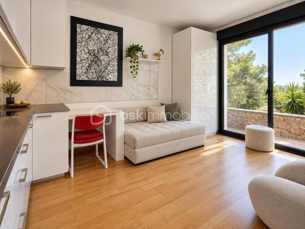 Au cœur du Mont Saint-Clair à Sète, dans un écrin de pins et de végétation méditerranéenne, cette maison familiale d'environ 222 m² sur un terrain de 1 218 m² offre de beaux volumes, plusieurs espaces de vie et des perspectives sur la mer dont on ne se lasse pas.
Pensée pour vivre en famille tout en préservant l'intimité de chacun, elle se déploie sur plusieurs niveaux.

Au rez-de-chaussée, un studio équipé, pouvant communiquer avec la maison, ainsi qu'une suite parentale avec terrasse privative et douche extérieure.
À l'étage, une seconde suite parentale, complétée par une chambre avec douche et dressing indépendant.
Le niveau supérieur accueille encore deux chambres, une grande salle de bains, une cuisine et un salon avec balcon vue mer, avant de rejoindre un superbe solarium d'environ 40 m² dominant le paysage.
Les boiseries en bois exotique participent au caractère de la maison, tandis que la climatisation dans les différentes pièces assure le confort au quotidien.

À l'extérieur, la propriété prolonge naturellement la vie de la maison : terrasses, végétation littorale, piscine au sel sécurisée, garage, abri pour véhicules et stationnements privatifs. La propriété bénéficie par ailleurs d'un environnement calme et préservé.

Cette maison possède aujourd'hui son identité et son histoire. Demain, ses nouveaux propriétaires pourront à leur tour se l'approprier et la faire évoluer selon leurs goûts, leurs envies et leur façon de vivre.

Un intérieur se transforme et se met à son image. Une belle adresse, elle, reste. Et le Mont Saint-Clair est une adresse.
Maison familiale, lieu de villégiature ou projet de maison d'hôtes : les possibilités sont nombreuses.

Mais surtout, cette propriété mérite d'être découverte sur place. Il faut parcourir ses différents niveaux, découvrir ses terrasses, sa végétation et ses points de vue sur la mer pour en comprendre véritablement le potentiel.

Ici, la visite prend tout son sens.