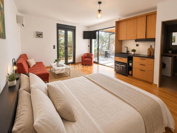 Au cœur du Mont Saint-Clair à Sète, dans un écrin de pins et de végétation méditerranéenne, cette maison familiale d'environ 222 m² sur un terrain de 1 218 m² offre de beaux volumes, plusieurs espaces de vie et des perspectives sur la mer dont on ne se lasse pas.
Pensée pour vivre en famille tout en préservant l'intimité de chacun, elle se déploie sur plusieurs niveaux.

Au rez-de-chaussée, un studio équipé, pouvant communiquer avec la maison, ainsi qu'une suite parentale avec terrasse privative et douche extérieure.
À l'étage, une seconde suite parentale, complétée par une chambre avec douche et dressing indépendant.
Le niveau supérieur accueille encore deux chambres, une grande salle de bains, une cuisine et un salon avec balcon vue mer, avant de rejoindre un superbe solarium d'environ 40 m² dominant le paysage.
Les boiseries en bois exotique participent au caractère de la maison, tandis que la climatisation dans les différentes pièces assure le confort au quotidien.

À l'extérieur, la propriété prolonge naturellement la vie de la maison : terrasses, végétation littorale, piscine au sel sécurisée, garage, abri pour véhicules et stationnements privatifs. La propriété bénéficie par ailleurs d'un environnement calme et préservé.

Cette maison possède aujourd'hui son identité et son histoire. Demain, ses nouveaux propriétaires pourront à leur tour se l'approprier et la faire évoluer selon leurs goûts, leurs envies et leur façon de vivre.

Un intérieur se transforme et se met à son image. Une belle adresse, elle, reste. Et le Mont Saint-Clair est une adresse.
Maison familiale, lieu de villégiature ou projet de maison d'hôtes : les possibilités sont nombreuses.

Mais surtout, cette propriété mérite d'être découverte sur place. Il faut parcourir ses différents niveaux, découvrir ses terrasses, sa végétation et ses points de vue sur la mer pour en comprendre véritablement le potentiel.

Ici, la visite prend tout son sens.