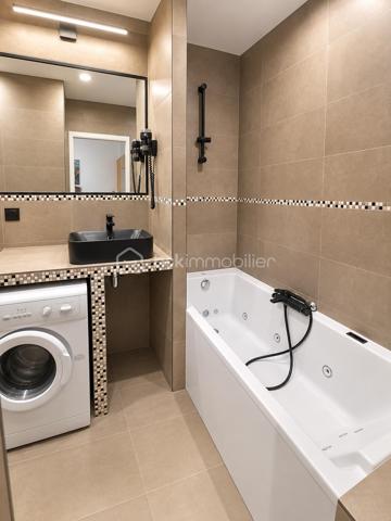 Au cœur du Mont Saint-Clair à Sète, dans un écrin de pins et de végétation méditerranéenne, cette maison familiale d'environ 222 m² sur un terrain de 1 218 m² offre de beaux volumes, plusieurs espaces de vie et des perspectives sur la mer dont on ne se lasse pas.
Pensée pour vivre en famille tout en préservant l'intimité de chacun, elle se déploie sur plusieurs niveaux.

Au rez-de-chaussée, un studio équipé, pouvant communiquer avec la maison, ainsi qu'une suite parentale avec terrasse privative et douche extérieure.
À l'étage, une seconde suite parentale, complétée par une chambre avec douche et dressing indépendant.
Le niveau supérieur accueille encore deux chambres, une grande salle de bains, une cuisine et un salon avec balcon vue mer, avant de rejoindre un superbe solarium d'environ 40 m² dominant le paysage.
Les boiseries en bois exotique participent au caractère de la maison, tandis que la climatisation dans les différentes pièces assure le confort au quotidien.

À l'extérieur, la propriété prolonge naturellement la vie de la maison : terrasses, végétation littorale, piscine au sel sécurisée, garage, abri pour véhicules et stationnements privatifs. La propriété bénéficie par ailleurs d'un environnement calme et préservé.

Cette maison possède aujourd'hui son identité et son histoire. Demain, ses nouveaux propriétaires pourront à leur tour se l'approprier et la faire évoluer selon leurs goûts, leurs envies et leur façon de vivre.

Un intérieur se transforme et se met à son image. Une belle adresse, elle, reste. Et le Mont Saint-Clair est une adresse.
Maison familiale, lieu de villégiature ou projet de maison d'hôtes : les possibilités sont nombreuses.

Mais surtout, cette propriété mérite d'être découverte sur place. Il faut parcourir ses différents niveaux, découvrir ses terrasses, sa végétation et ses points de vue sur la mer pour en comprendre véritablement le potentiel.

Ici, la visite prend tout son sens.