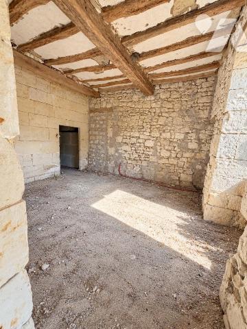Maison à restaurer - Hyper centre de Marçay

Au coeur de Marçay, découvrez cet ensemble immob...