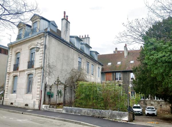 Besançon (25000) Les quais - Immeuble de rapport 265m² + cour 290m²