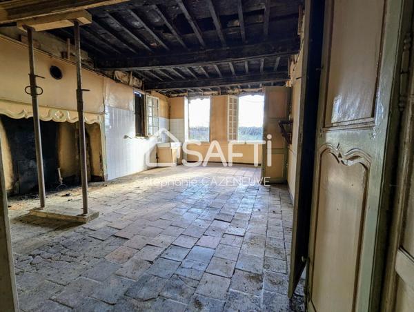 Bâtisse du XIIe à rénover, 200 m² au cœur du village