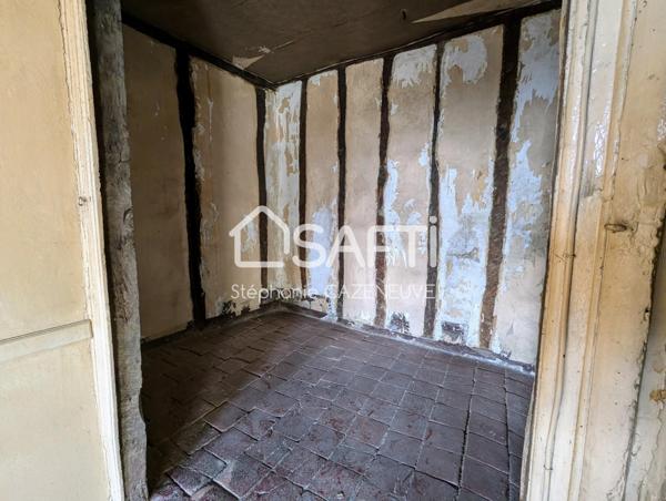 Bâtisse du XIIe à rénover, 200 m² au cœur du village