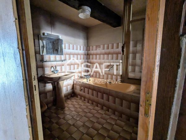 Bâtisse du XIIe à rénover, 200 m² au cœur du village