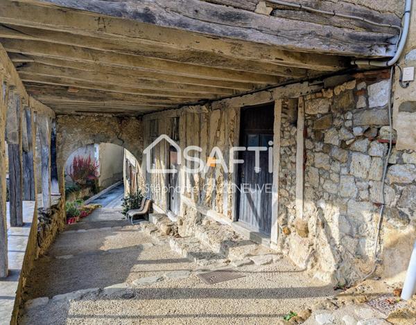 Bâtisse du XIIe à rénover, 200 m² au cœur du village