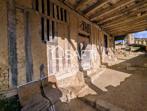 Bâtisse du XIIe à rénover, 200 m² au cœur du village