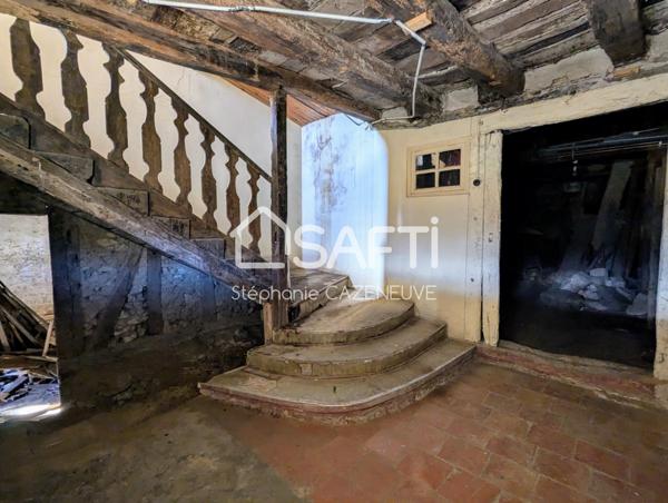 Bâtisse du XIIe à rénover, 200 m² au cœur du village