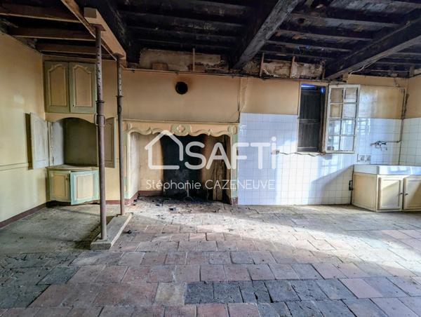 Bâtisse du XIIe à rénover, 200 m² au cœur du village