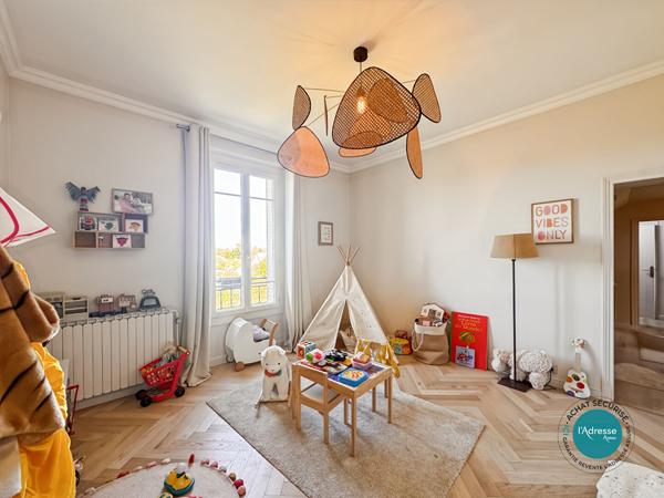 Maison familiale de prestige 7 pièces 200 m2 sous-sol // dépendance