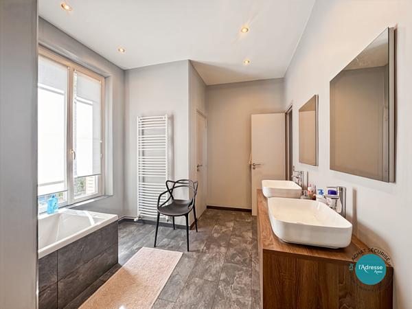 Maison familiale de prestige 7 pièces 200 m2 sous-sol // dépendance