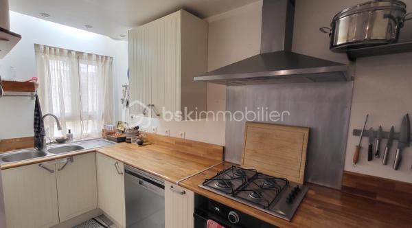 À Corps (38970), village vivant du Trièves avec école, médecin et commerces à pied (Vival, banque, restaurants), découvrez cette maison de 100 m² à l'entretien irréprochable. Elle ne demande aucun budget travaux. Vous posez vos valises.

L'espace de vie comprend une cuisine ouverte sur un grand séjour lumineux, réchauffé par une cheminée insert double face. Le bien dispose de 3 chambres, 2 salles de bain, 2 WC, une buanderie, 2 caves et une terrasse plein soleil avec vue imprenable sur l'Obiou. Le Lac du Sautet est à 12 minutes.

Ce bien clé en main est une opportunité rare sur le secteur pour un projet de vie serein.
Visite sur rendez-vous après échange préalable