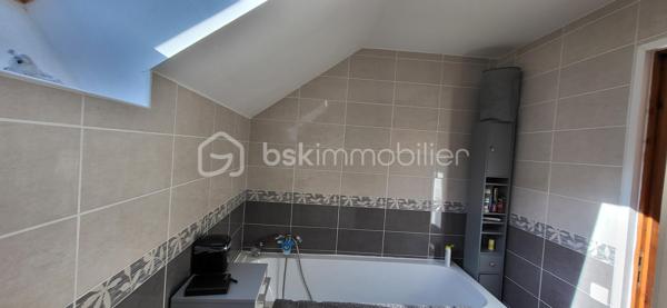 À Corps (38970), village vivant du Trièves avec école, médecin et commerces à pied (Vival, banque, restaurants), découvrez cette maison de 100 m² à l'entretien irréprochable. Elle ne demande aucun budget travaux. Vous posez vos valises.

L'espace de vie comprend une cuisine ouverte sur un grand séjour lumineux, réchauffé par une cheminée insert double face. Le bien dispose de 3 chambres, 2 salles de bain, 2 WC, une buanderie, 2 caves et une terrasse plein soleil avec vue imprenable sur l'Obiou. Le Lac du Sautet est à 12 minutes.

Ce bien clé en main est une opportunité rare sur le secteur pour un projet de vie serein.
Visite sur rendez-vous après échange préalable