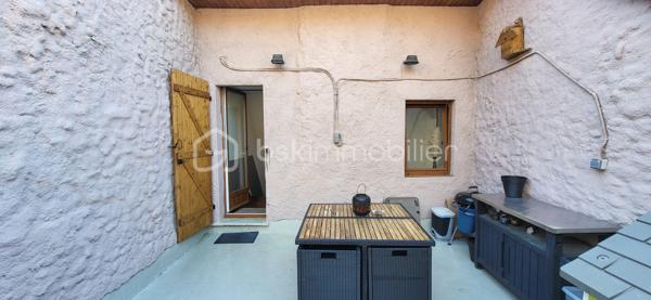 À Corps (38970), village vivant du Trièves avec école, médecin et commerces à pied (Vival, banque, restaurants), découvrez cette maison de 100 m² à l'entretien irréprochable. Elle ne demande aucun budget travaux. Vous posez vos valises.

L'espace de vie comprend une cuisine ouverte sur un grand séjour lumineux, réchauffé par une cheminée insert double face. Le bien dispose de 3 chambres, 2 salles de bain, 2 WC, une buanderie, 2 caves et une terrasse plein soleil avec vue imprenable sur l'Obiou. Le Lac du Sautet est à 12 minutes.

Ce bien clé en main est une opportunité rare sur le secteur pour un projet de vie serein.
Visite sur rendez-vous après échange préalable