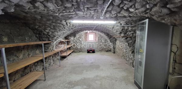 À Corps (38970), village vivant du Trièves avec école, médecin et commerces à pied (Vival, banque, restaurants), découvrez cette maison de 100 m² à l'entretien irréprochable. Elle ne demande aucun budget travaux. Vous posez vos valises.

L'espace de vie comprend une cuisine ouverte sur un grand séjour lumineux, réchauffé par une cheminée insert double face. Le bien dispose de 3 chambres, 2 salles de bain, 2 WC, une buanderie, 2 caves et une terrasse plein soleil avec vue imprenable sur l'Obiou. Le Lac du Sautet est à 12 minutes.

Ce bien clé en main est une opportunité rare sur le secteur pour un projet de vie serein.
Visite sur rendez-vous après échange préalable